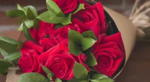 buque de rosas colombianas vermelhas no chão