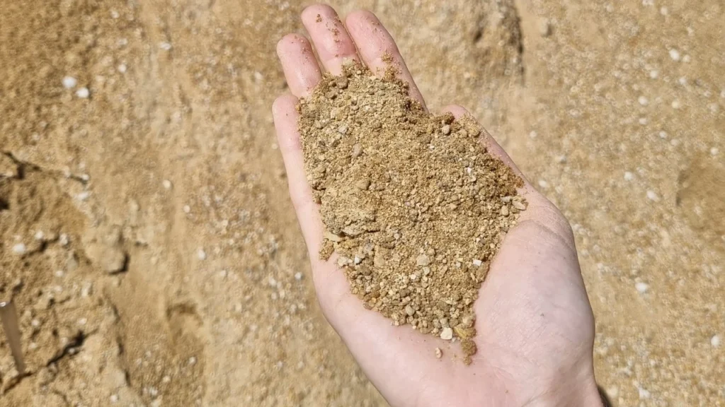 areia grossa na mão