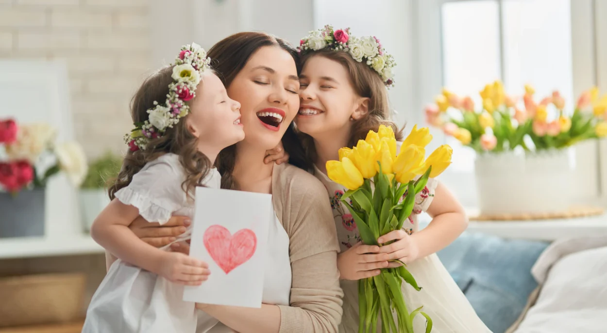filhas dando flores para a mãe