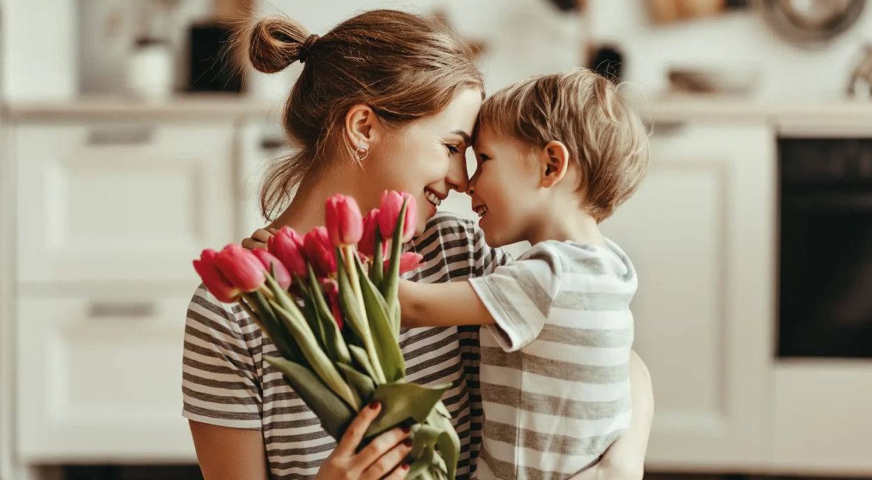 filho e mãe com flores