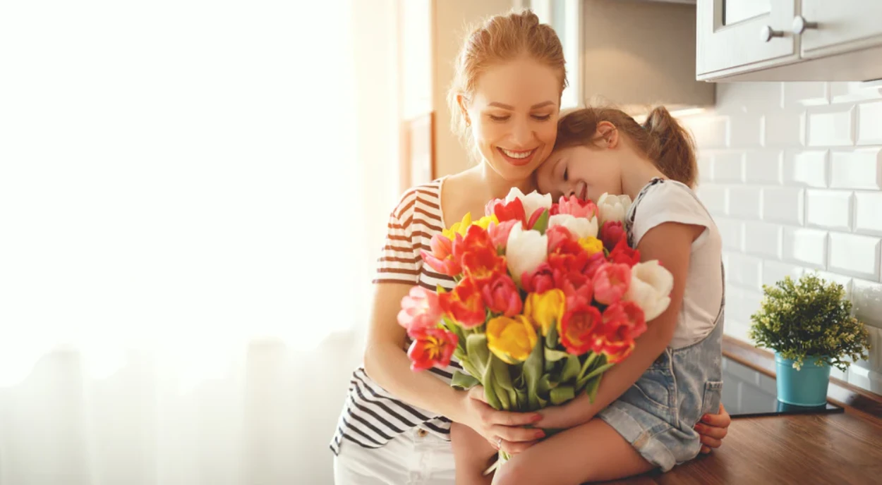 mae e filha com buquê de flores