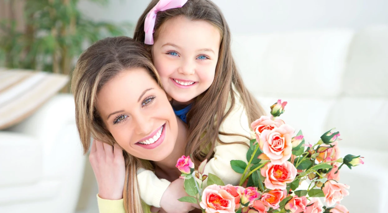 mãe e filha com flores