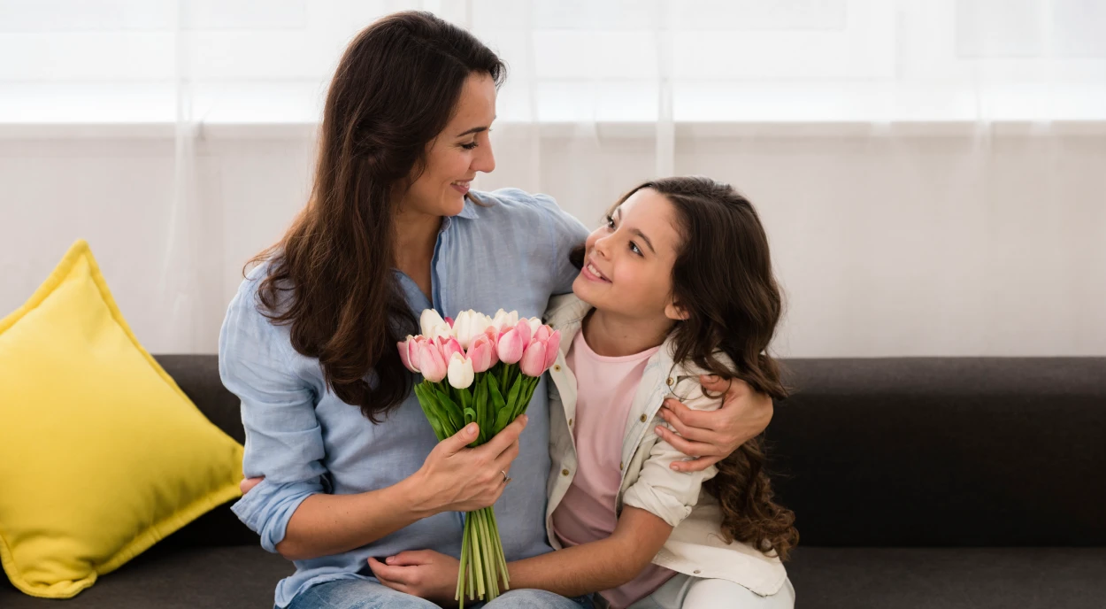 mãe e filha e buquê