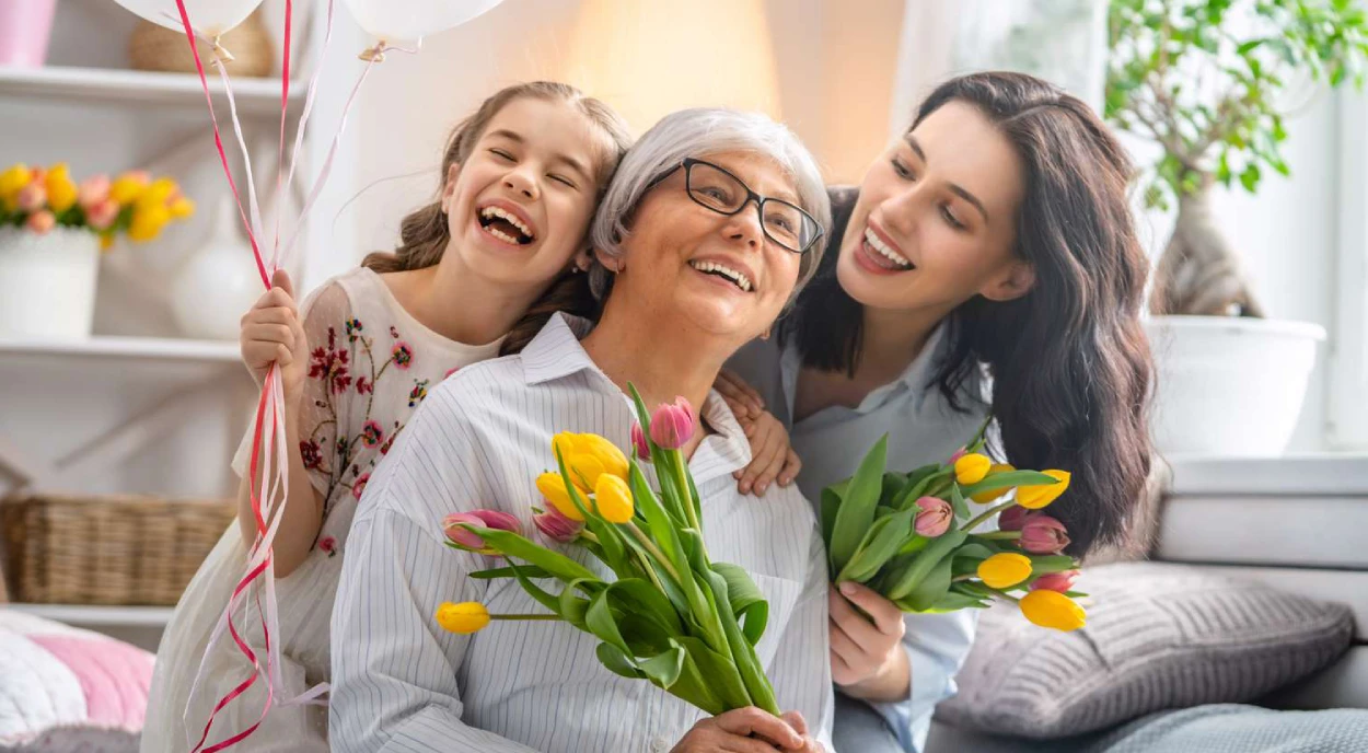 mãe e filhas com flores