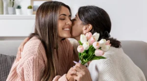 mãe recebendo flores da filha