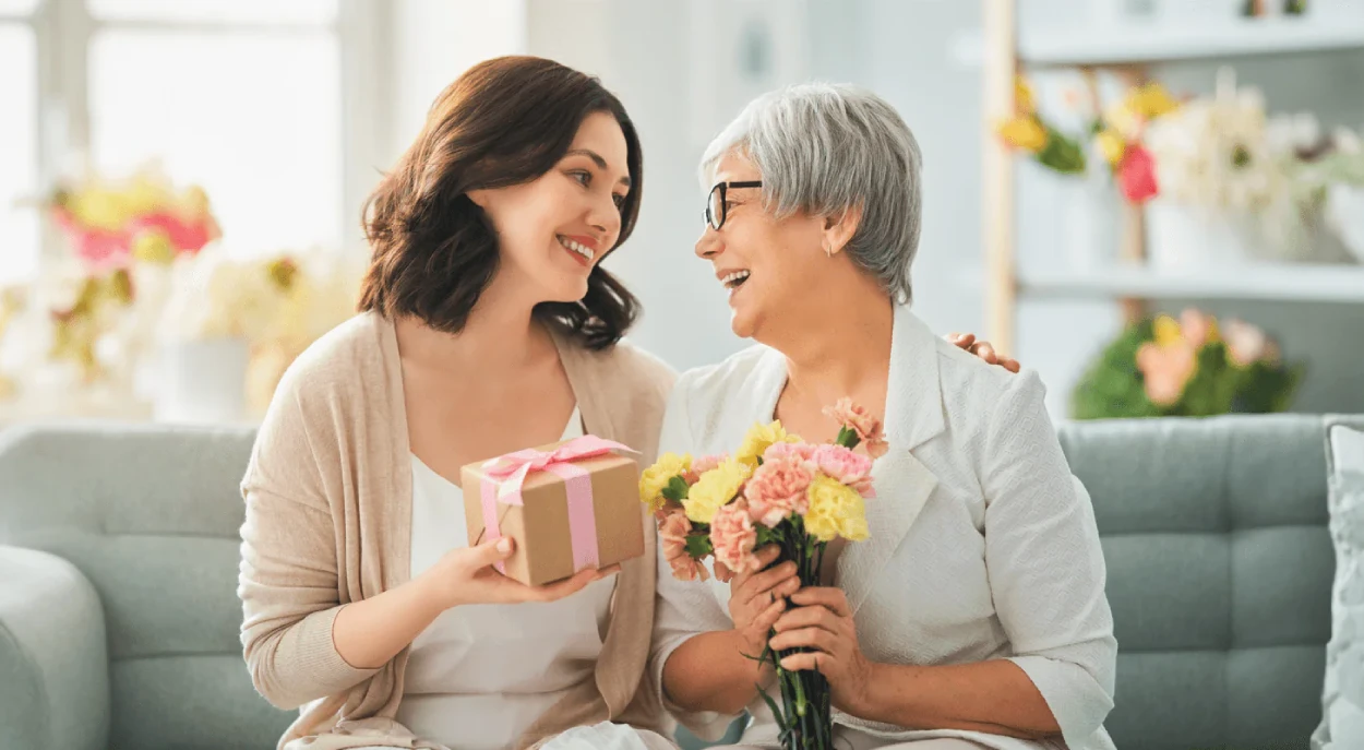mãe recebendo flores