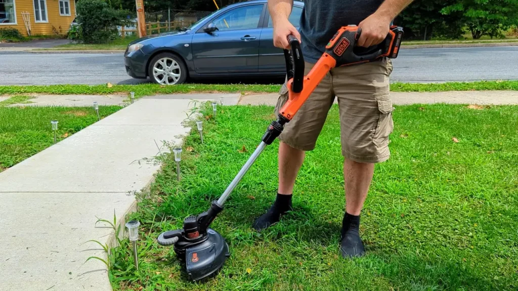 aparador de grama laranja sendo usado