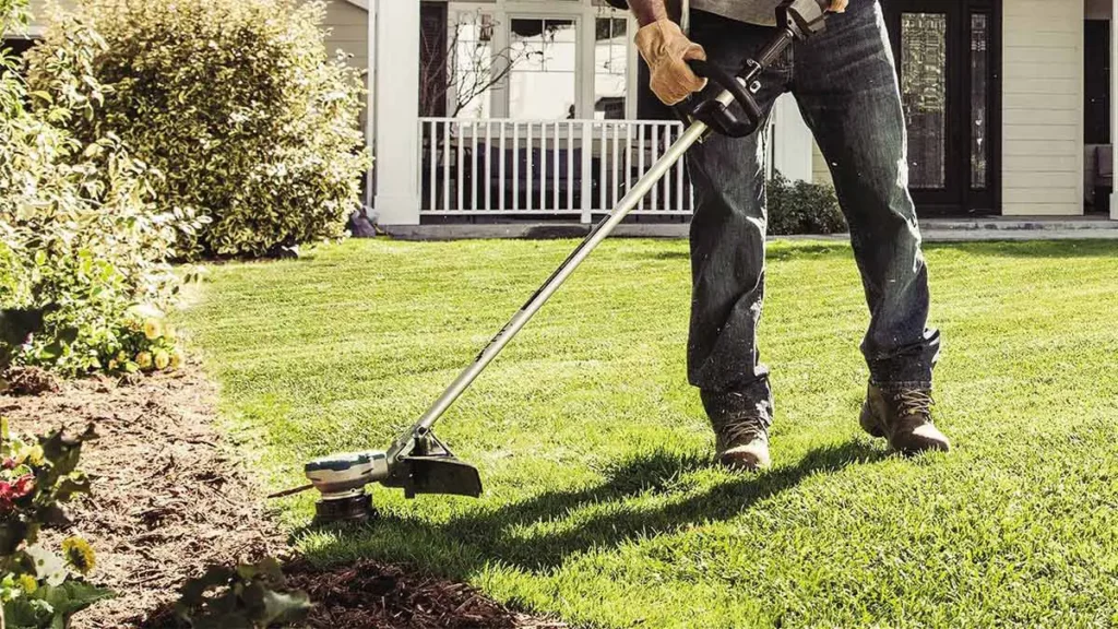 homem usando aparador de grama