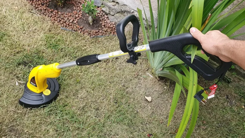 Aparador de Grama Vonder 1500w AG1500bp no gramado